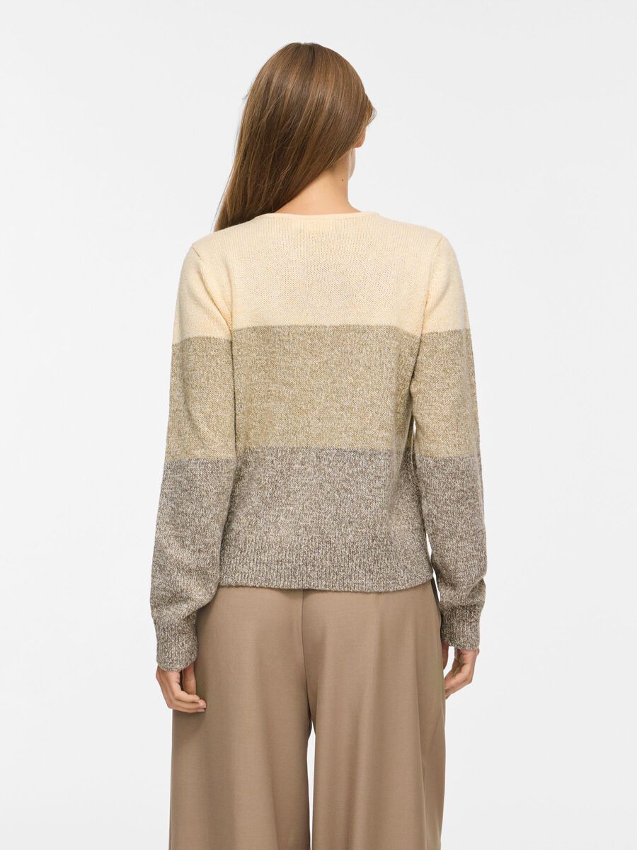 Bagfra-billede af 156027 | VILA – VISposa stribet strikket cardigan i creme, lysebrun og brun, båret sammen med bukser med brede ben.