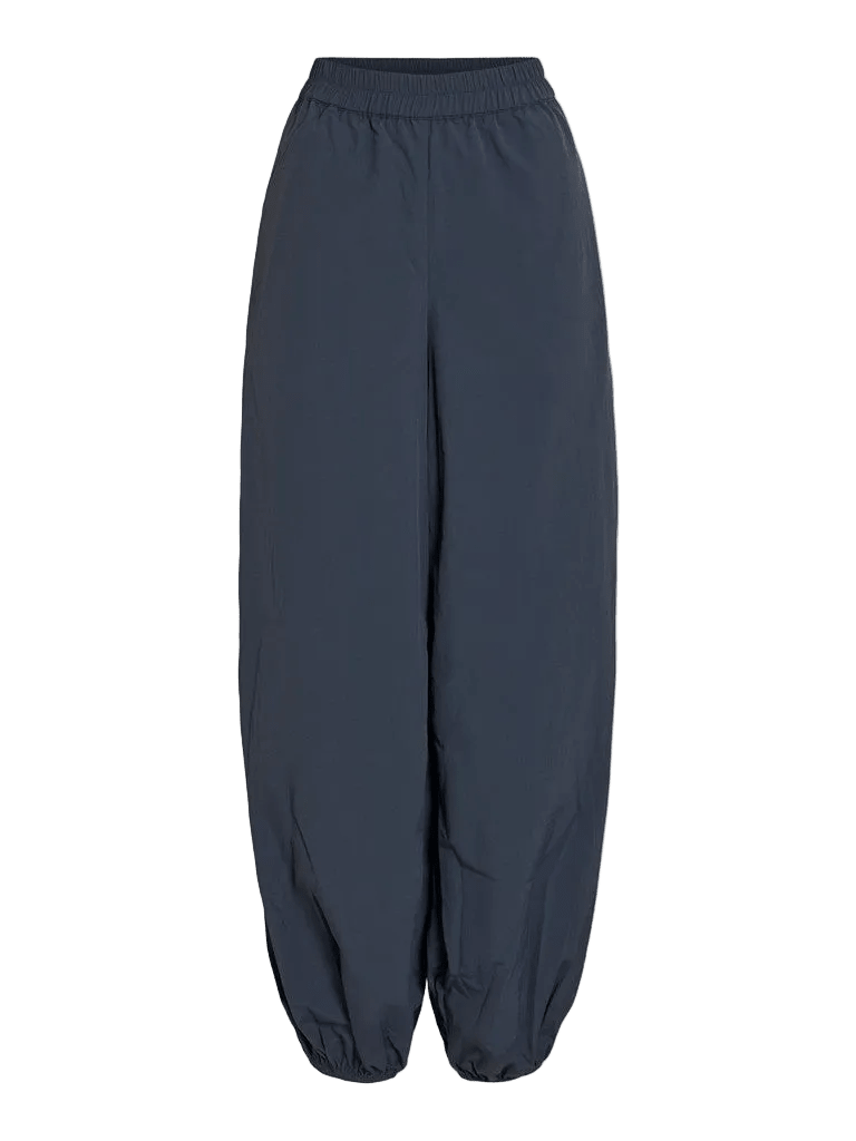 VILA VISelma Mørkeblå baggy bukser med elastik i taljen og ved anklerne i farven Navy Blazer, vist på en ensfarvet hvid baggrund.