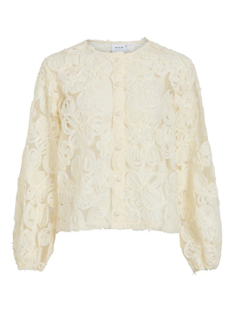 VILA VILexie off-white bluse med blomsterapplikation, rund hals, lange ærmer og knaplukning foran.