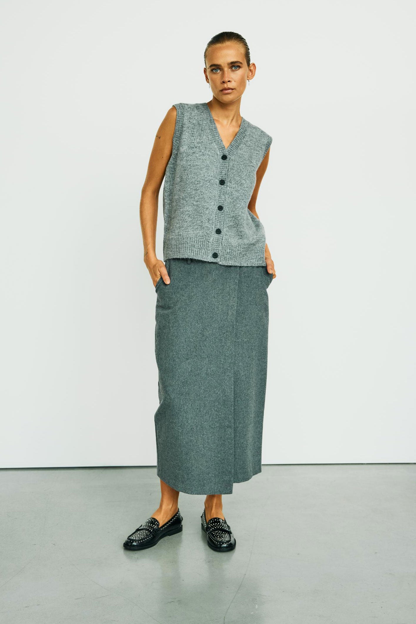 152127 | WithBlack - Lalva Grå