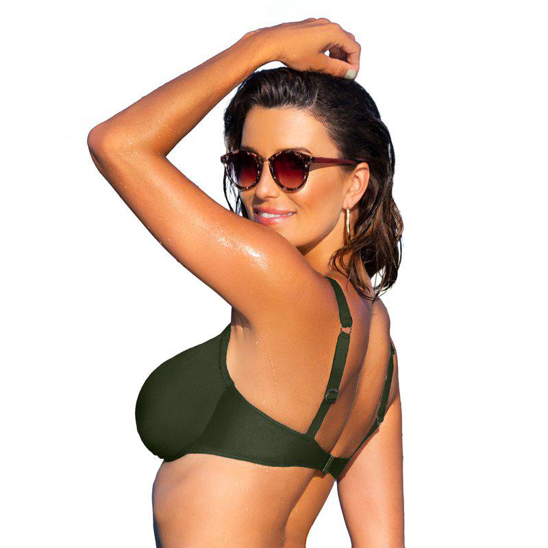 En kvinde med solbriller, iført en mørk olivengrøn Wiki-bikinitop, der poserer med den ene arm løftet mod en hvid baggrund.