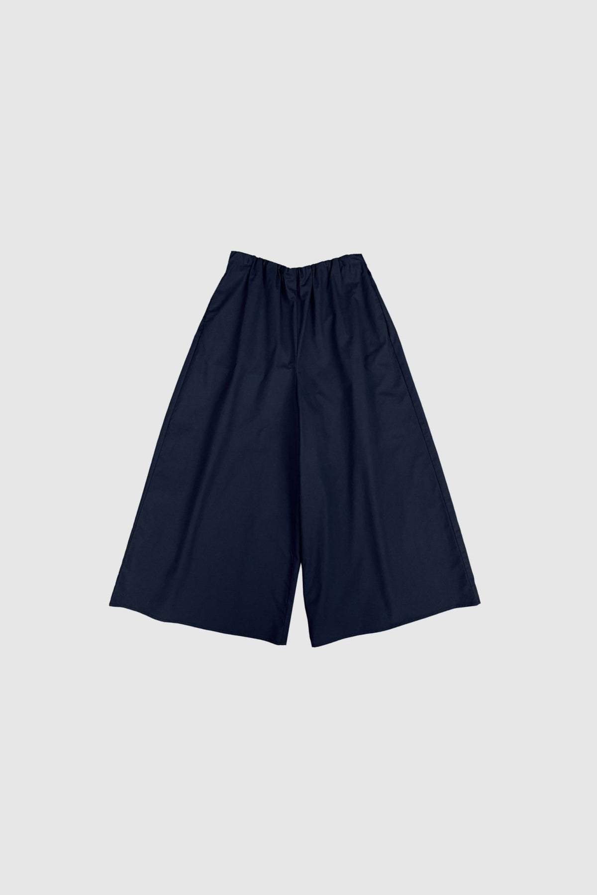 WithBlack 154508 Lara mørkeblå culotte med brede ben, knælange med elastisk talje, på lysegrå baggrund.