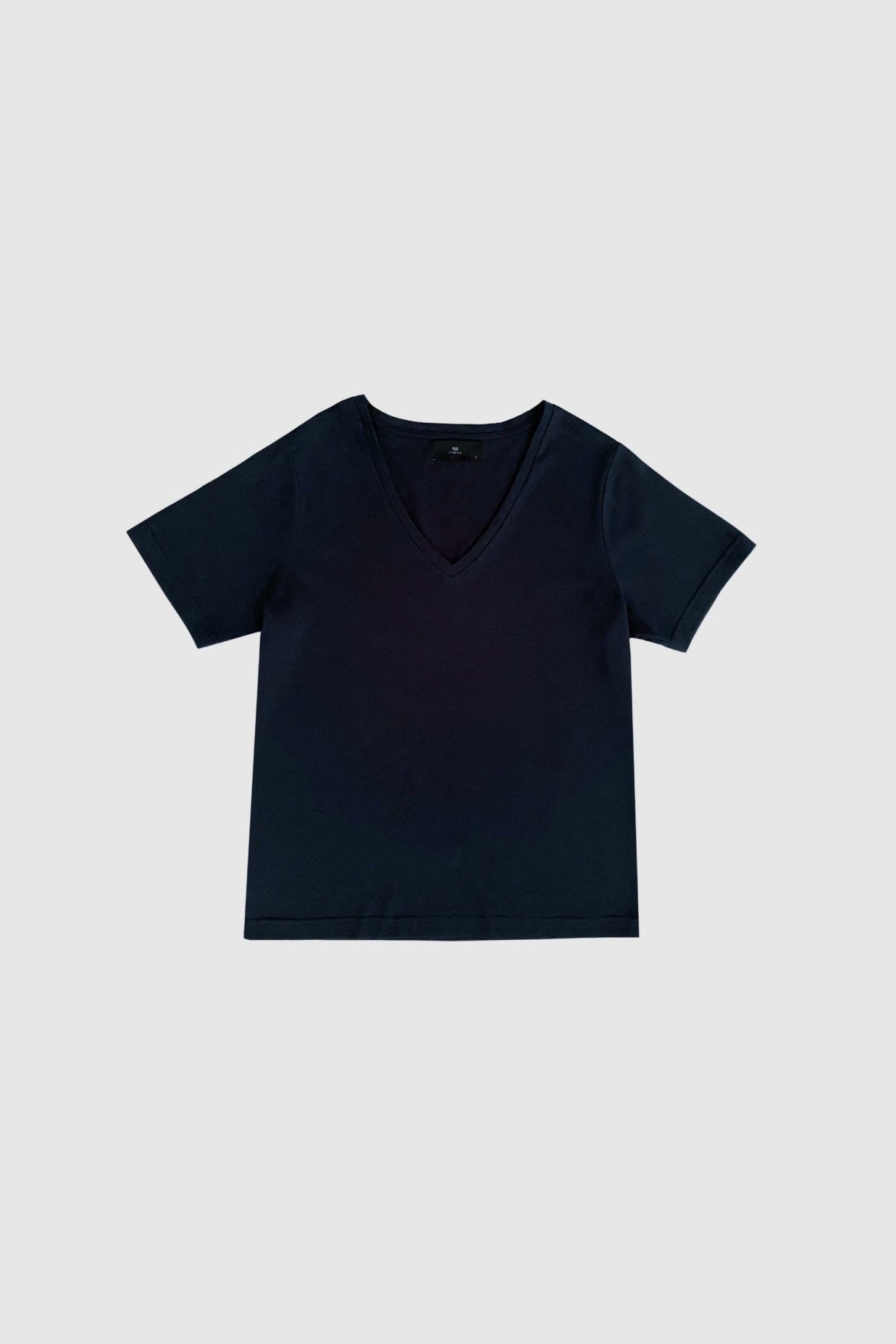 WithBlack Gabrilla mørkeblå T-shirt med V-hals og korte ærmer, lagt fladt ud på en lysegrå baggrund.