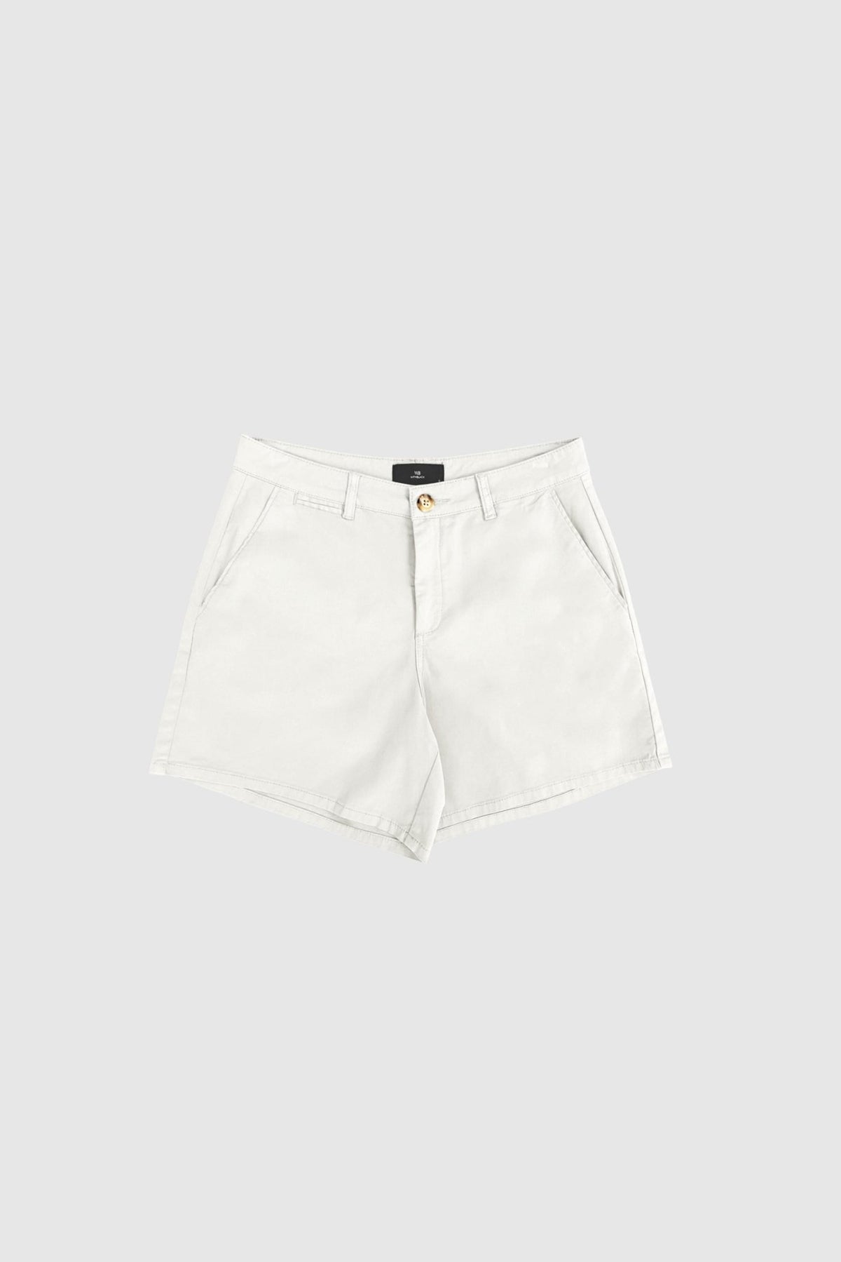 WithBlack Etienne offwhite chino-shorts i bomuld med sidelommer og bæltestropper, vist på en lysegrå baggrund.