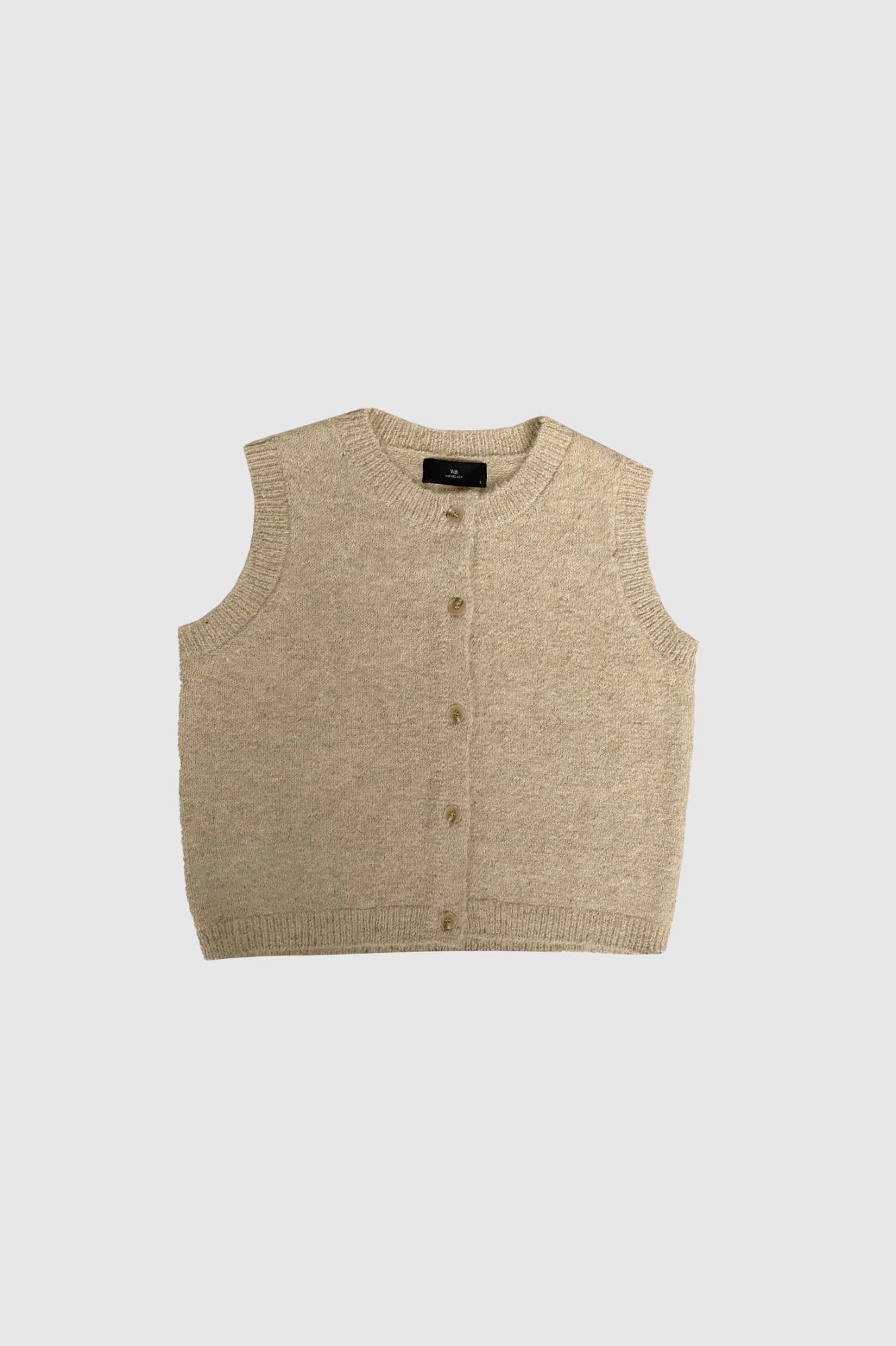 WithBlack Wblandrea Sand: beige damestrikvest i uldblanding, knapper foran, fladt mønster på hvid baggrund.