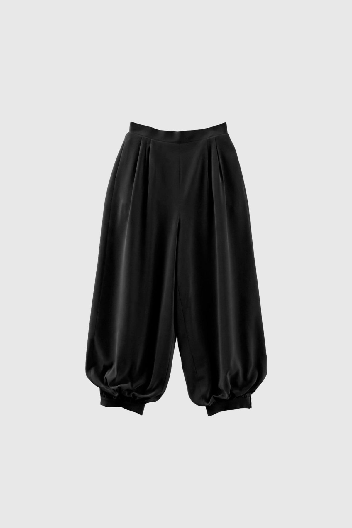 Black WithBlack – Cyrus Sort plisserede ballonbukser med elastisk linning og rynkede bukseben med opsmøg.