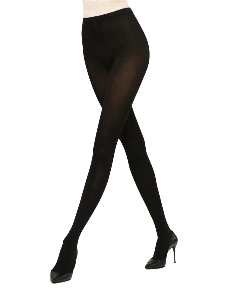 En person iført Wolford Merino Black W-strømpebukser og højhælede sko, med benene krydsede foran en ensfarvet hvid baggrund.