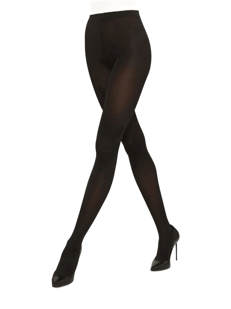 Modellen bærer Wolford Satin Opaque 50 Black W-strømpebukser med sorte hæle og er afbilledet fra taljen og ned på en ensfarvet hvid baggrund.