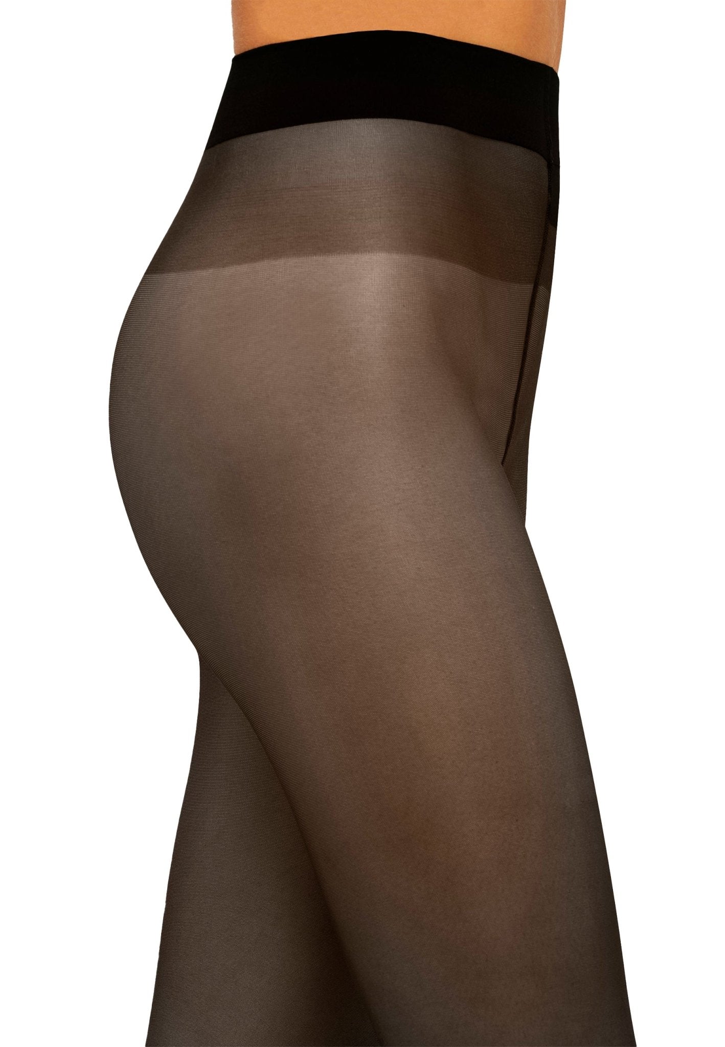 Modellen bærer Wolford Satin Touch 20 Soft Cacao, halvgennemsigtige strømpebukser med høj talje.