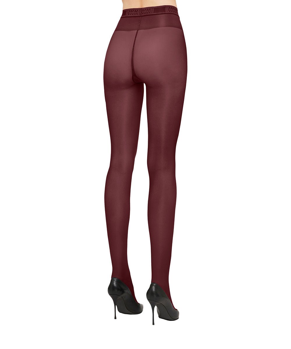 En person iført Wolford Neon 40 Bordeaux-strømpebukser og sorte højhælede sko, set bagfra på en hvid baggrund.