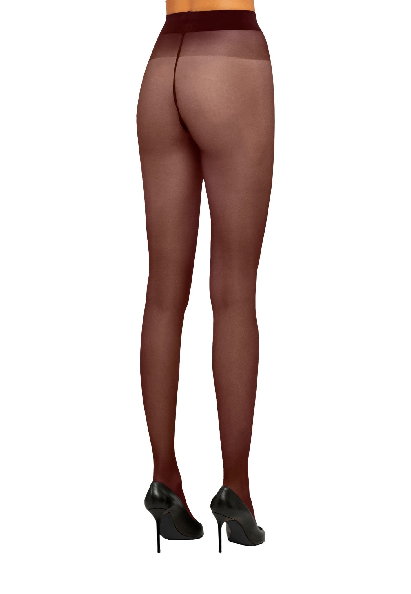 En person har Wolford Satin Touch 20 Midnight Red-strømpebukser og sorte højhælede sko på og er fotograferet bagfra på en hvid baggrund.