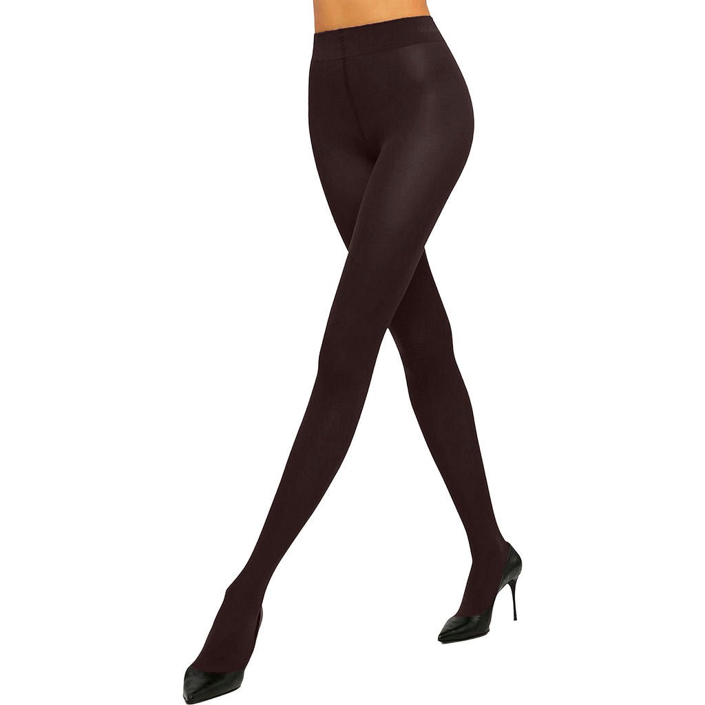 Wolford Velvet De Luxe 66 D mørkebrune, dækkende strømpebukser med bred linning, kombineret med sorte højhælede pumps.