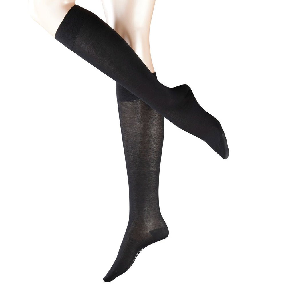 Falke – Cotton Touch Black F knæstrømper vist på mannequinben, fotograferet på hvid baggrund.