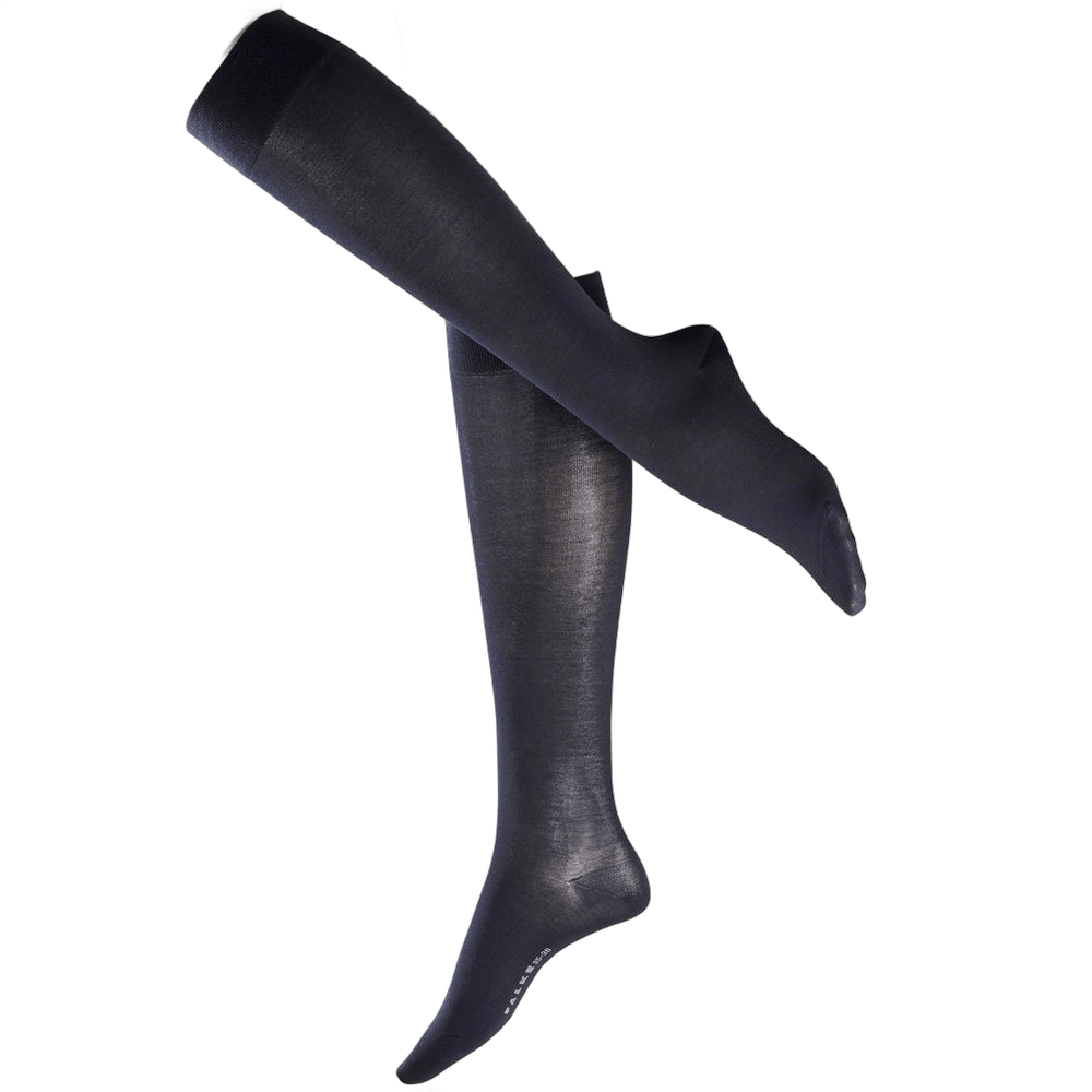 Falke Cotton Touch mørkeblå knæstrømper 115430 vist på en ensfarvet hvid baggrund.
