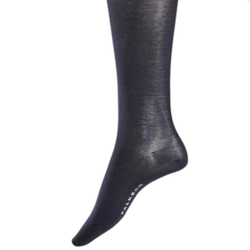 Falke 115430 Cotton Touch mørk marineblå F knæstrømpe vist på en fod foran en ensfarvet hvid baggrund.
