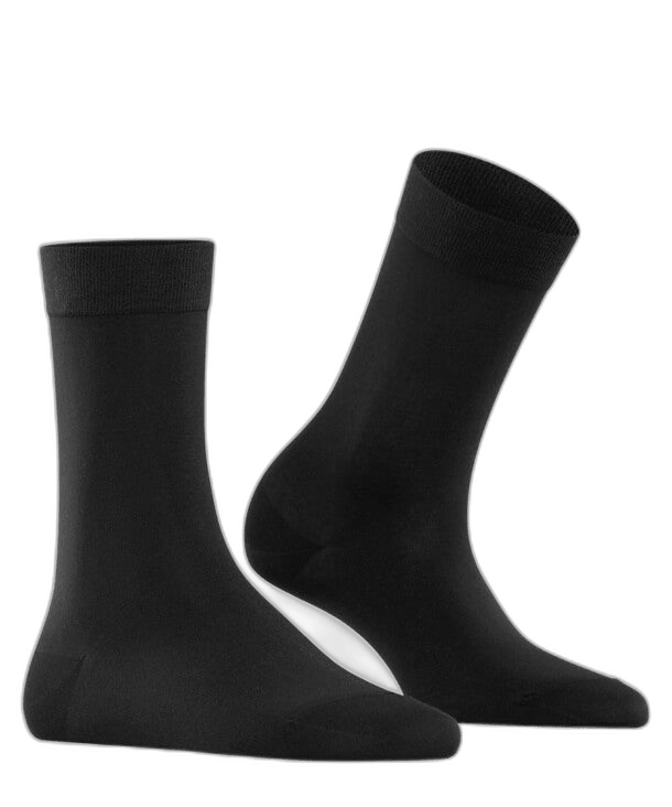 Falke Cotton Touch Sort-strømper i sort bæredygtig bomuld, vist stående på en hvid baggrund.