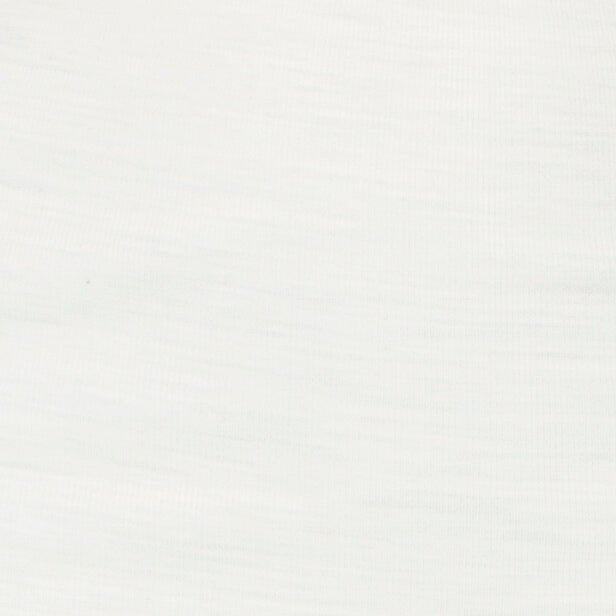 Nærbillede af et ensfarvet hvidt stof med en diskret struktur, som FEMILET Juliana Off-white.