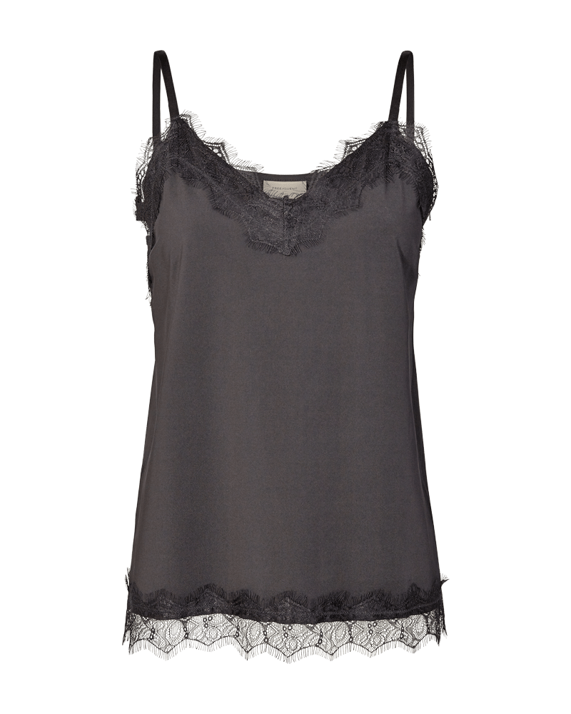 Freequent Bicco Sort: Sort satin-camisole-top med blonderkant og tynde stropper, vist på en ensfarvet baggrund.