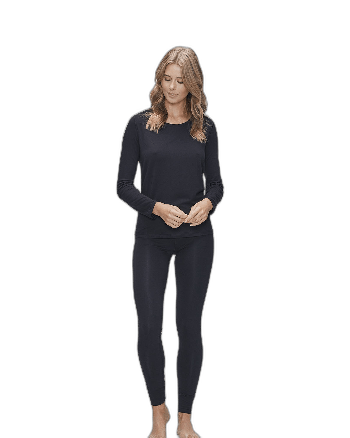 En kvinde er iført en JBS of Denmark 142253 LS Tee Bamboo Blend Sort og leggings og står barfodet foran en ensfarvet hvid baggrund.