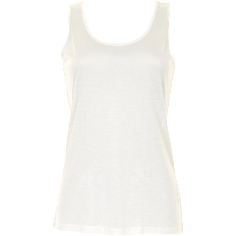 Lady Avenue – Ærmeløs top i ren silke i off-white, model 114353, vist på en ensfarvet baggrund.