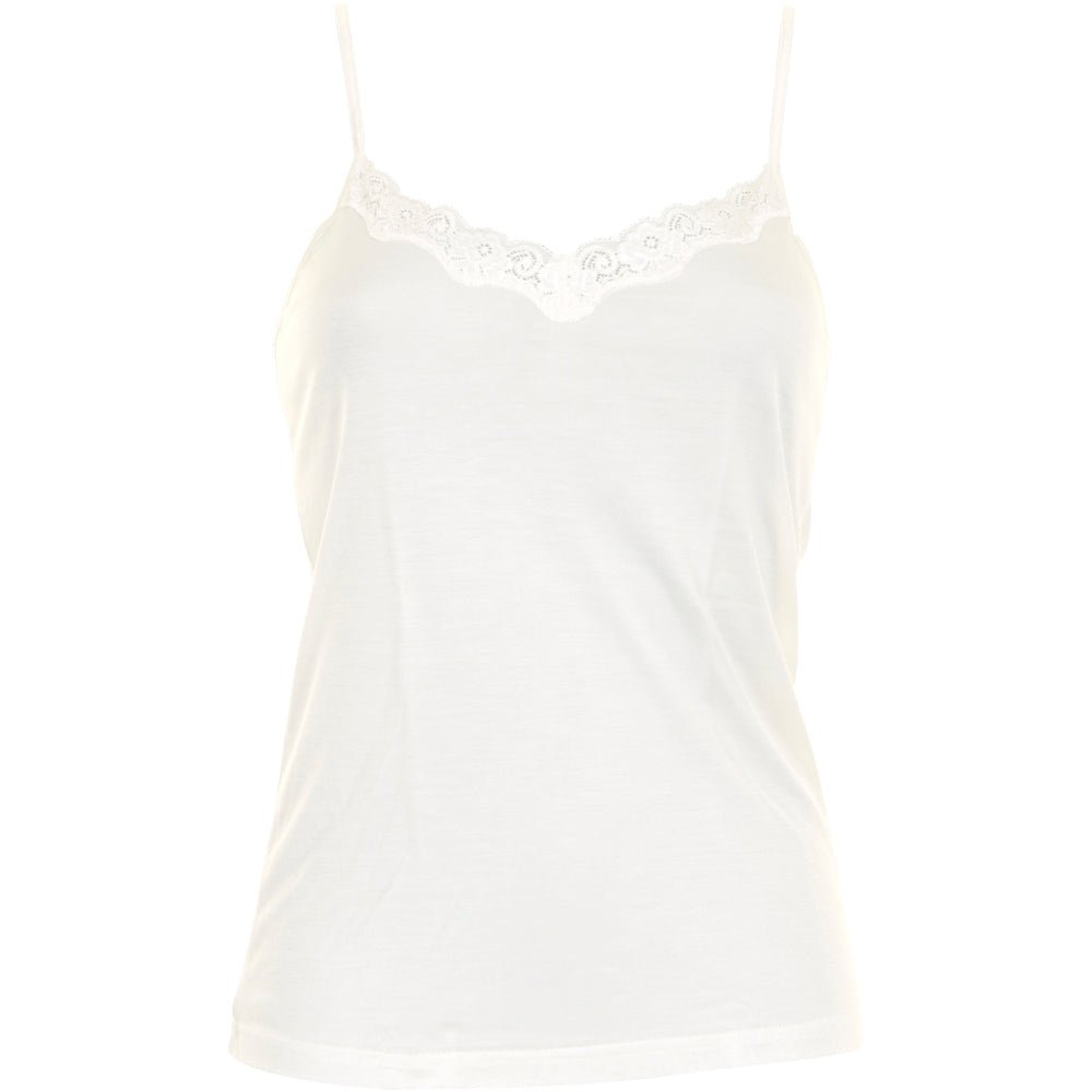 Lady Avenue 114357: Off-white chemise i ren silke med tynde stropper og lys blondekant på en ensfarvet baggrund.