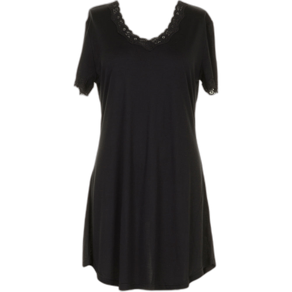 Lady Avenue 123707 | 23-50416 Sort natkjole med bølget blonder, vist på en ensfarvet hvid baggrund.