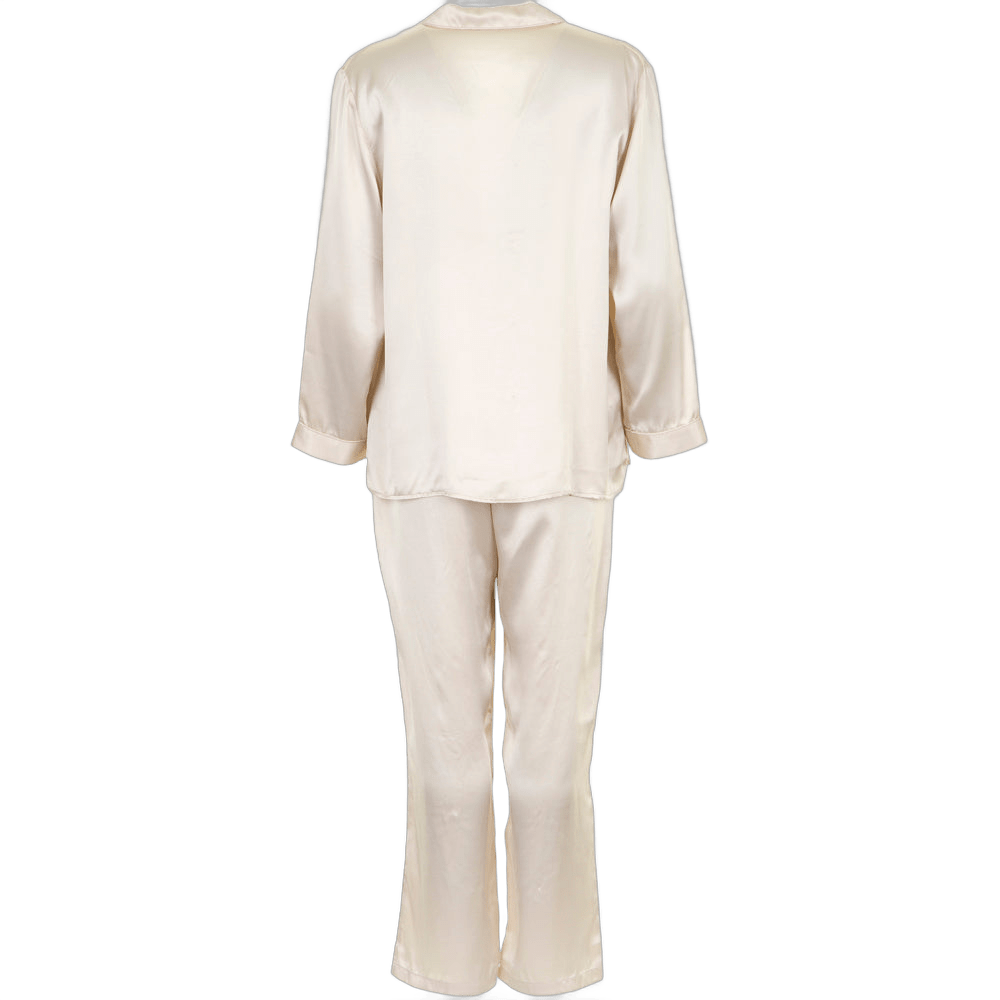 Lady Avenue 25-80112 Pyjamasæt i sandfarvet satin set bagfra – elegant hjemmetøj på hvid baggrund.