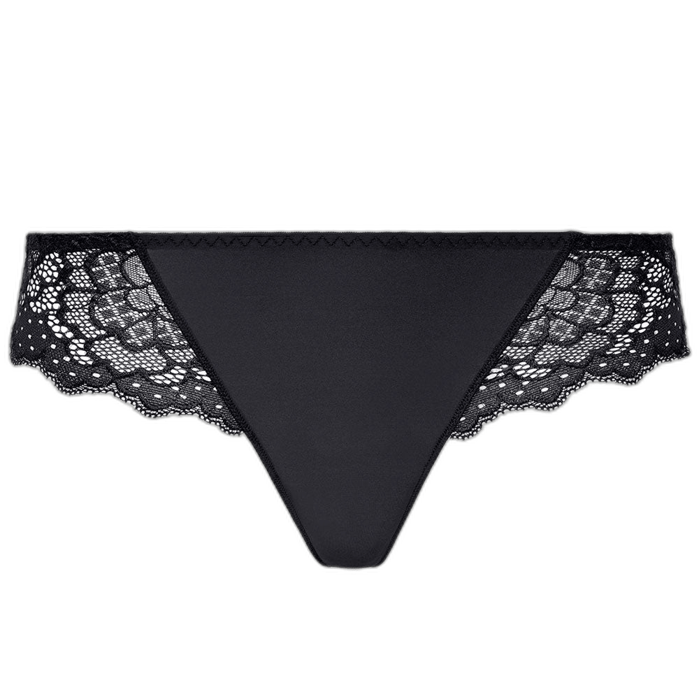 Simone Perele 120170 Caresse 015 Sort: Sort bikinitrusse med blondekanter og gennemsigtige blonder, lagt fladt.