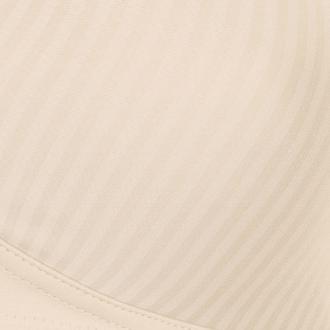 Nærbillede af den beige Modern Soft+Cotton N Hud-bh fra Triumph, ribbet stof med diagonale striber på blødt bomuldsstof.