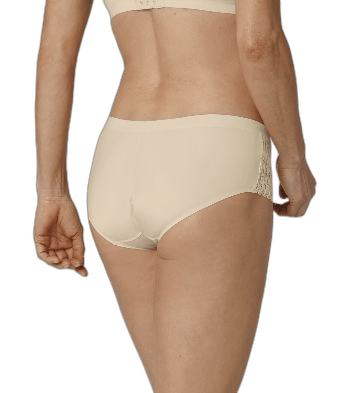 Modellen bærer et Triumph - Aura Spotlight 6720 Hud-sæt, set bagfra, på hvid baggrund.