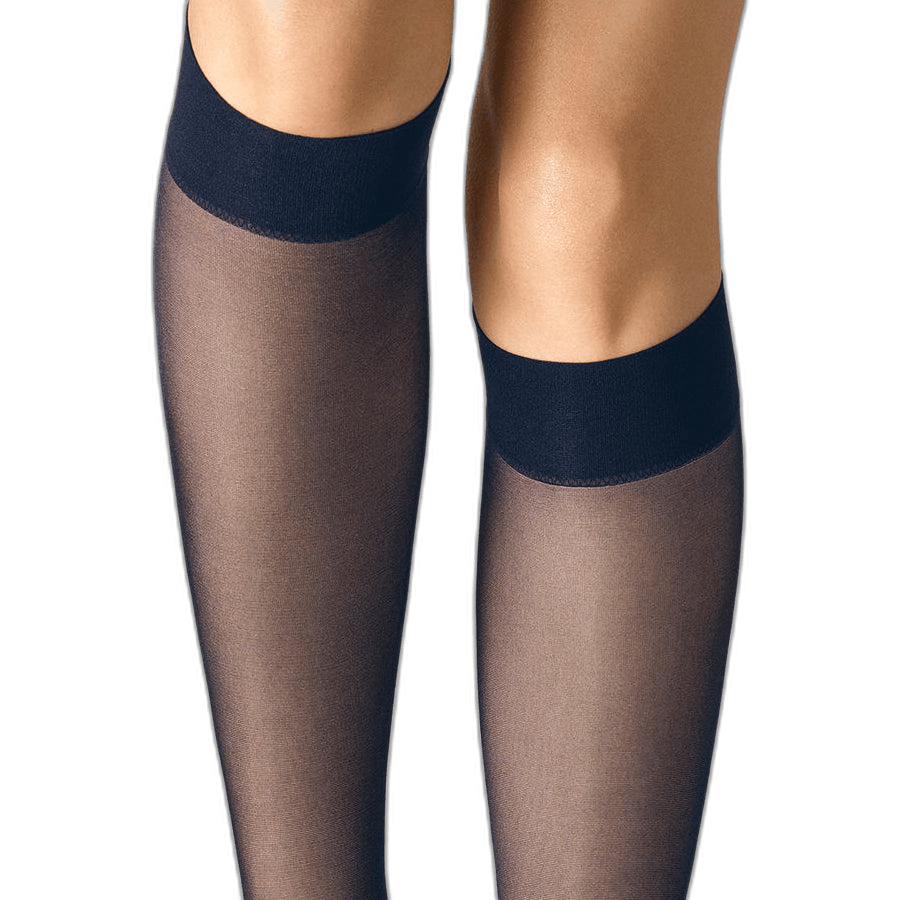 Nærbillede af benene iført Wolford Satin Touch 20 Admiral knæstrømper, fotograferet på en ensfarvet lys baggrund.