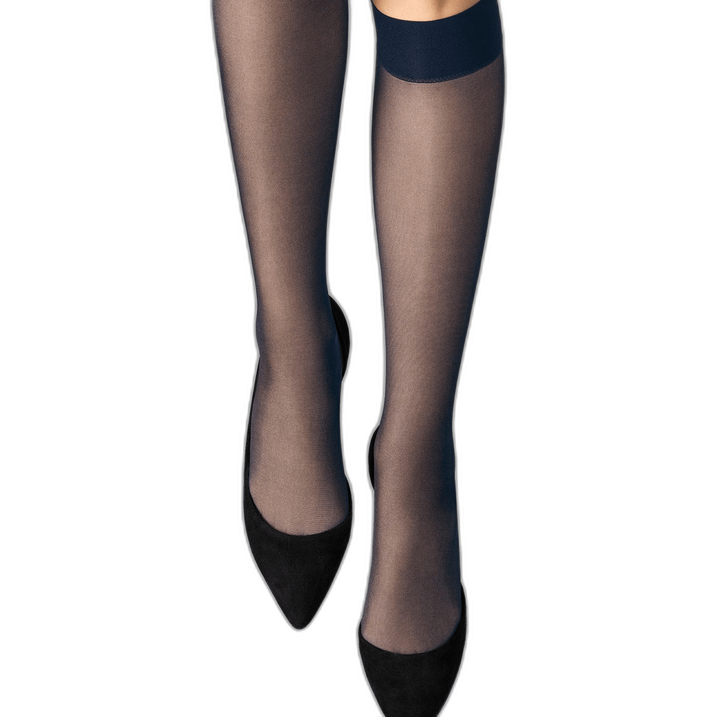 Modellen bærer Wolford Satin Touch 20 Admiral knæstrømper og sko med spids tå, vist fra knæene og ned på hvid baggrund.