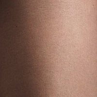 Nærbillede af hud med naturlig struktur, som Wolford – Individual 10: Næsten sorte strømpebukser med silkeblødt materiale.