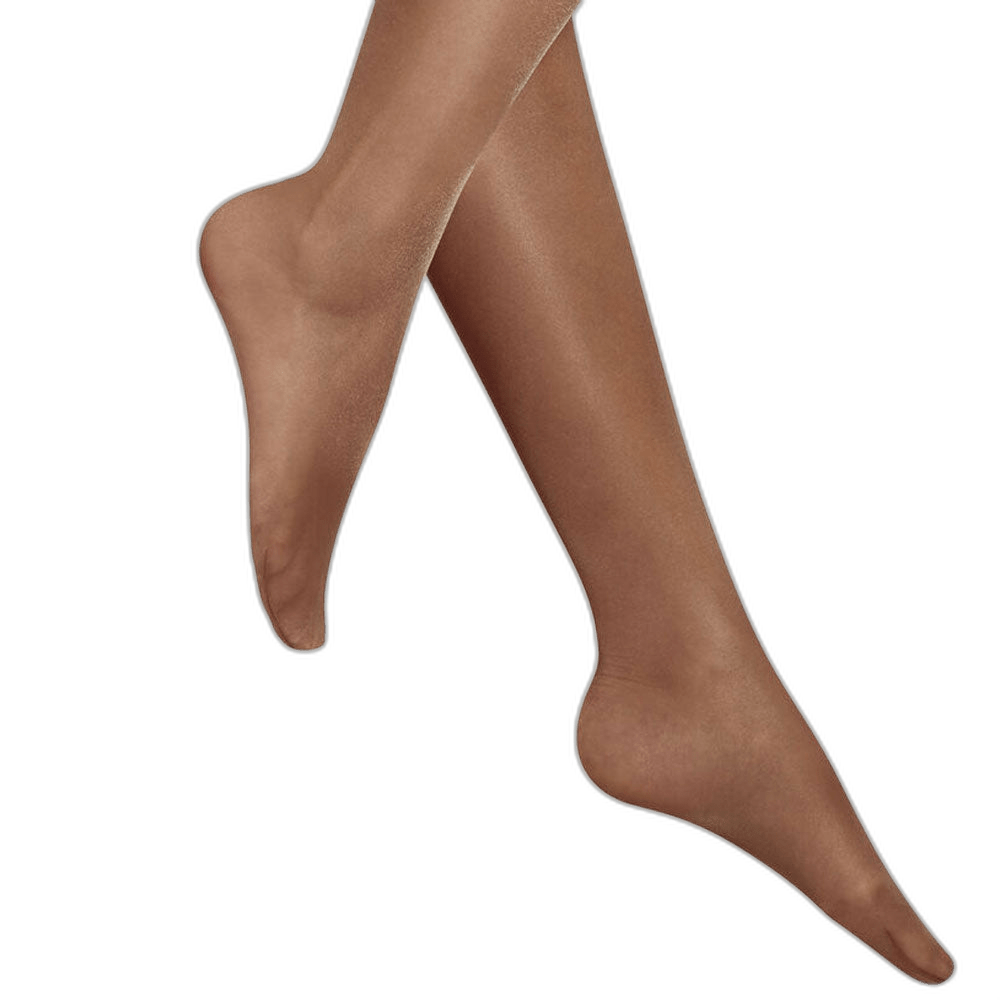 Et par ben iført Wolford Satin Touch 20 Comfort Coca-strømpebukser på en ensfarvet hvid baggrund.
