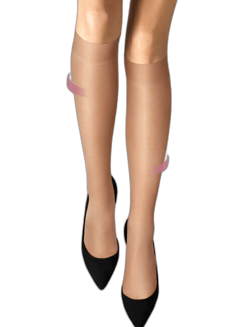 To ben iført Wolford Pure Energy 30 Gobi-knæstrømper og sorte spidse sko, set ovenfra på en ensfarvet baggrund.